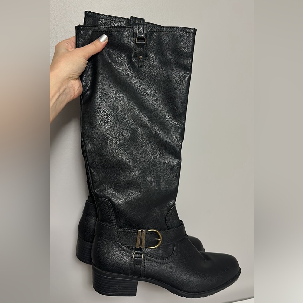 NWOT Rampage black man made material belted boots Size 7.5